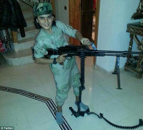 "Abu Ubaidah": Angeblich ist der jüngste ISIS-Kämpfer getötet worden. Der Junge auf dem Foto soll erst zehn Jahre alt sein. Diese Bilder kuriseren auf Twitter.