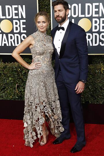 Flop: Oben fängt das Kleid von Emily Blunt, die sich am Sonntag gemeinsam mit ihrem Ehemann John Krasinski zeigt, gut an: hochgeschlossen, Dekolletee umspielend, Spitze. Doch unten sieht die Alexander McQueen-Robe aus, als hätte eine Mäuse-Kolonie dran geknabbert. Schade!