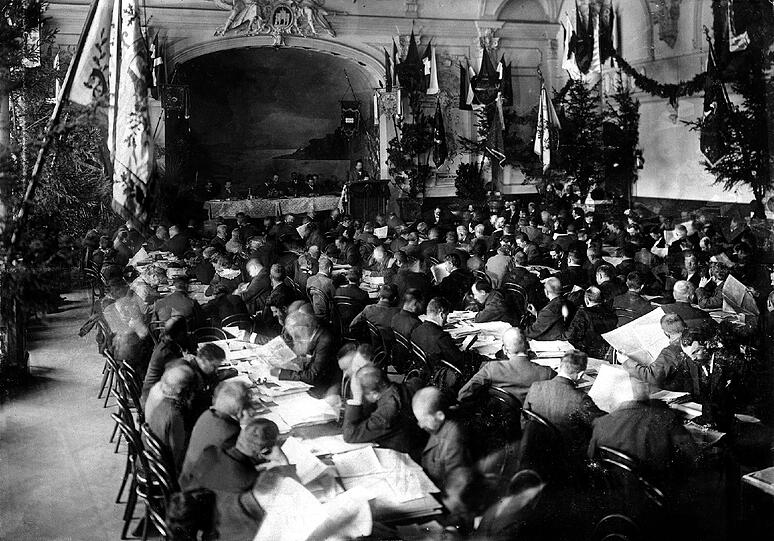 14. September 1902: Eine SPD-Versammlung in der Schwabinger Brauerei an der Münchner Freiheit. 1964 entsteht hier der Hertie, 1992 Karstadt.