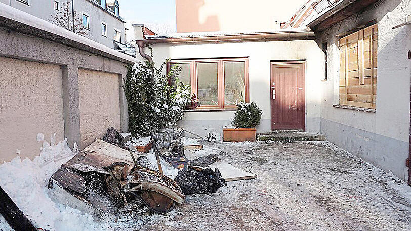 Verkohlte Trümmer aus der ausgebrannten Arbeiterunterkunft in der Oberländerstraße 34 in Untersendling.