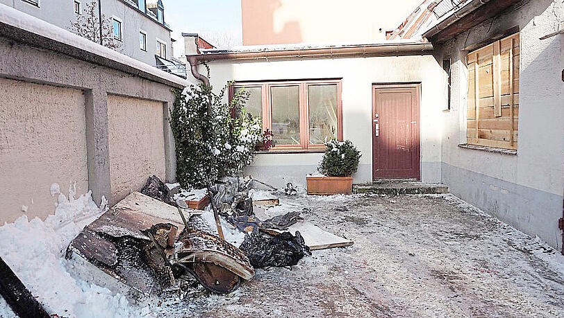 Verkohlte Trümmer aus der ausgebrannten Arbeiterunterkunft in der Oberländerstraße 34 in Untersendling. Verkohlte Trümmer aus der ausgebrannten Arbeiterunterkunft in der Oberländerstraße 34 in Untersendling.