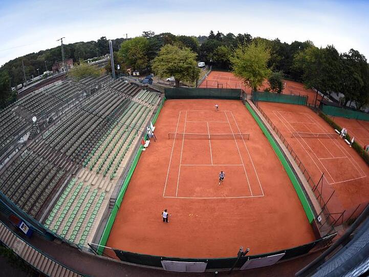 Im Steffi-Graf-Stadion des Lawn Tennis Turnierclub Rot-Weiß LTTC wird derzeit auf Sand gespielt.