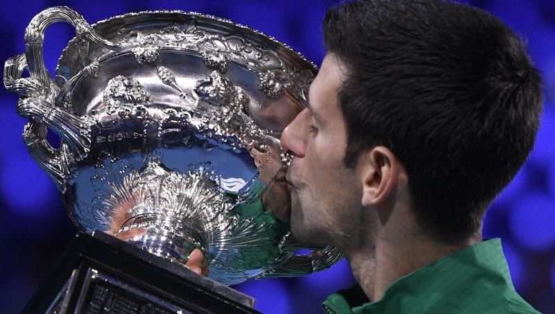 Novak Djokovic küsst nach dem hart erkämpften Finalsieg gegen Thiem den Siegerpokal. Novak Djokovic küsst nach dem hart erkämpften Finalsieg gegen Thiem den Siegerpokal.