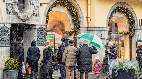 Feinkost Dallmayr, Schlange von Kunden vor dem Eingang, Dezember 2022. (Archiv)