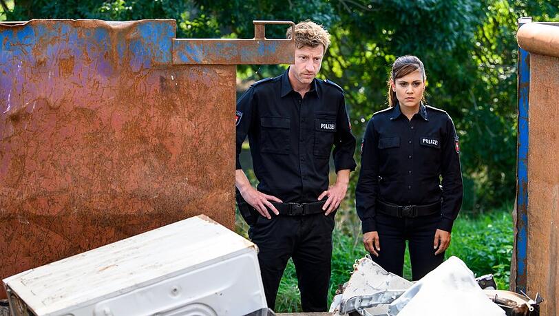 "Friesland - Bis aufs Blut": Henk Cassens (Maxim Mehmet) und Süher Özlügül (Sophie Dal) sind bestürzt als sie sehen, wer da tot im Container liegt.
