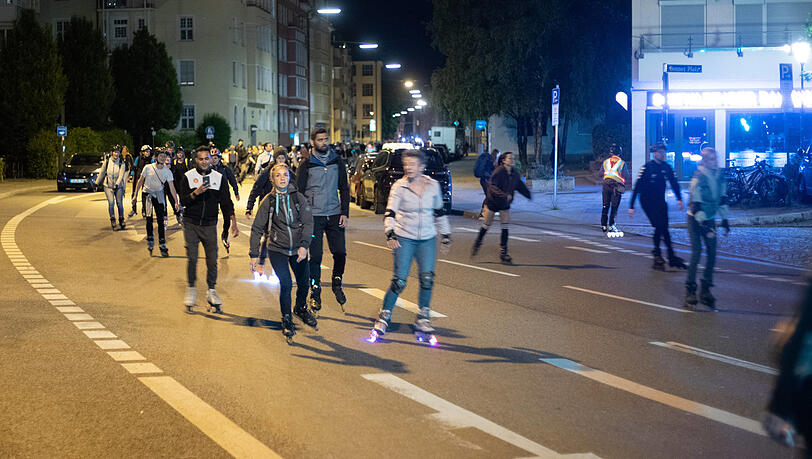 Wenn die Blader durch dir Stadt rollen, braucht es bis zu 200 Ordner, damit kein Chaos entsteht. Wenn die Blader durch dir Stadt rollen, braucht es bis zu 200 Ordner, damit kein Chaos entsteht.