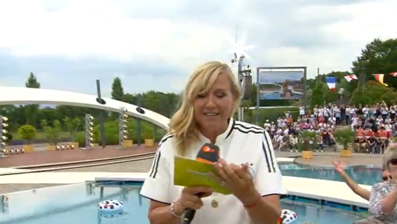 Beim "ZDF-Fernsehgarten" stichelte Moderatorin Andrea Kiewel gegen ein beliebtes ARD-Format.
