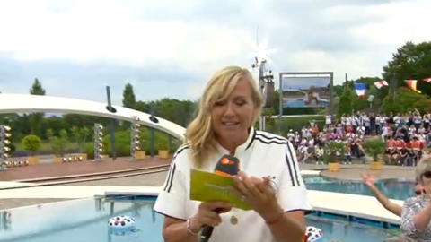 Beim "ZDF-Fernsehgarten" stichelte Moderatorin Andrea Kiewel gegen ein beliebtes ARD-Format.