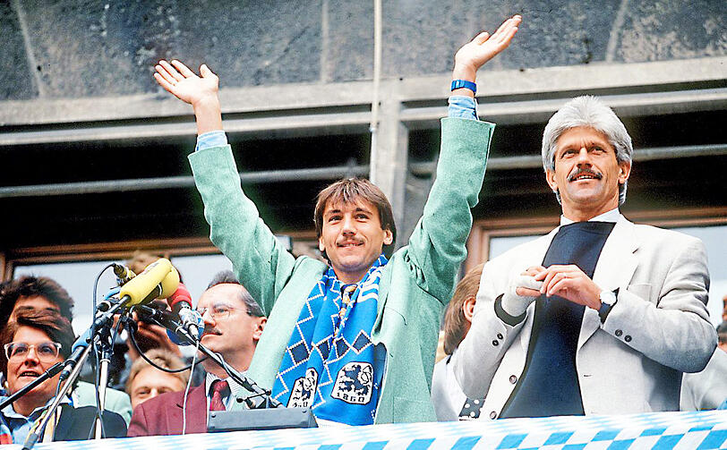 11. Juni 1994: Lorant (r.) feiert auf dem Rathaus-Balkon den Aufstieg in die Bundesliga mit Stürmerstar Peter Pacult (Mitte).