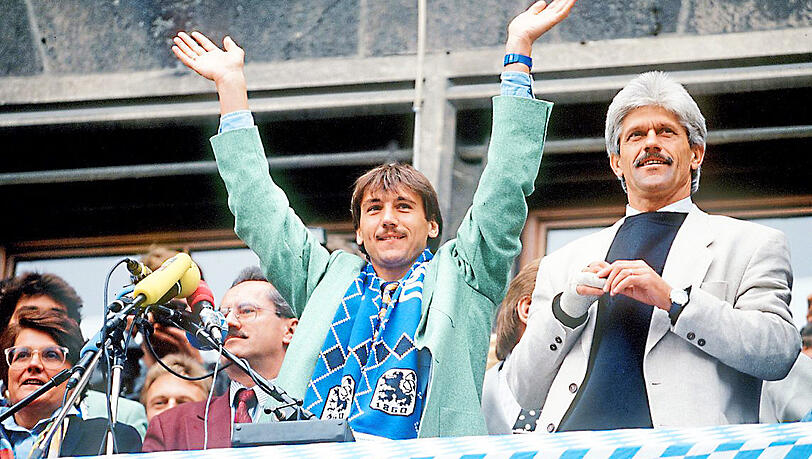 11. Juni 1994: Lorant (r.) feiert auf dem Rathaus-Balkon den Aufstieg in die Bundesliga mit Stürmerstar Peter Pacult (Mitte). 11. Juni 1994: Lorant (r.) feiert auf dem Rathaus-Balkon den Aufstieg in die Bundesliga mit Stürmerstar Peter Pacult (Mitte).