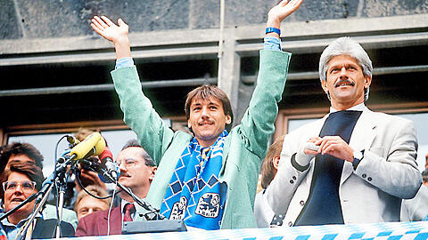 11. Juni 1994: Lorant (r.) feiert auf dem Rathaus-Balkon den Aufstieg in die Bundesliga mit Stürmerstar Peter Pacult (Mitte). 11. Juni 1994: Lorant (r.) feiert auf dem Rathaus-Balkon den Aufstieg in die Bundesliga mit Stürmerstar Peter Pacult (Mitte).