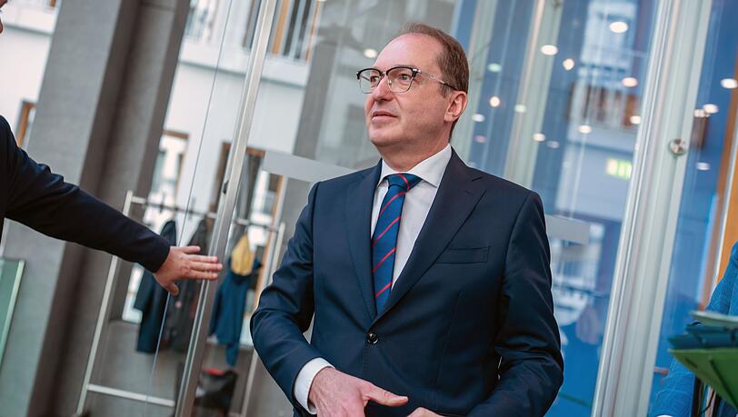 Bei der Vorstellung der Jahresstatistik zur politisch motivierten Kriminalität wurde Bundesinnenminister Alexander Dobrindt (CSU) auch nach der AfD gefragt.