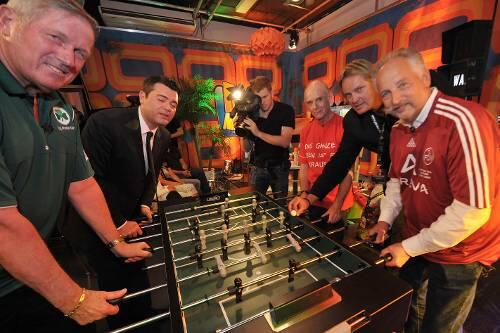 Wolf Nanke und Marcel Gasde für Fürth, Klaus Karl-Kraus und Sigi Schneider für den Club (v. l.). Peter Althof (2. v. r.) als Balljunge.