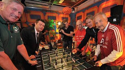 Wolf Nanke und Marcel Gasde für Fürth, Klaus Karl-Kraus und Sigi Schneider für den Club (v. l.). Peter Althof (2. v. r.) als Balljunge.