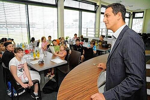 Kinder fragen, ein ehemaliger WM-Teilnehmer antwortet: Fürths Manager Rachid Azzouzi mit Schülern der Pestalozzischule.
