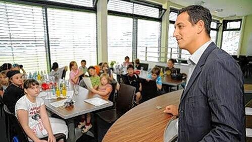 Kinder fragen, ein ehemaliger WM-Teilnehmer antwortet: Fürths Manager Rachid Azzouzi mit Schülern der Pestalozzischule. Kinder fragen, ein ehemaliger WM-Teilnehmer antwortet: Fürths Manager Rachid Azzouzi mit Schülern der Pestalozzischule.