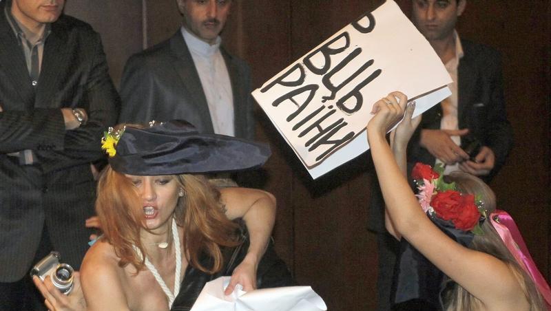 Und sie demonstrieren wieder nackt: Anhängerinnen der Gruppe "Femen" in Kiew Und sie demonstrieren wieder nackt: Anhängerinnen der Gruppe "Femen" in Kiew