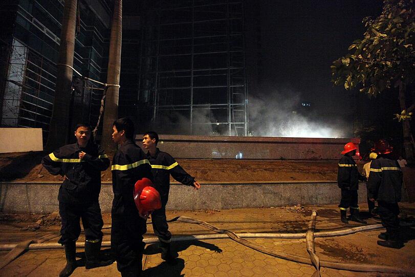Feuer-Drama in Hanoi: Ein Wolkenkratzer ist in Brand geraten - doch nur 15 Menschen werden verletzt.