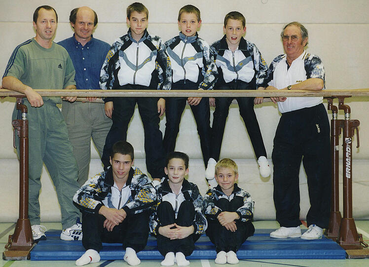 Die Schüler-Kunstturn-Bundesliga 2000/2001 des TSV Unterhaching: Kurt Szilier, Oskar Paulicks, Christian Rottmüller, Benni Hackl, Azzo Kaminski und Richard Hörle (hintere Reihe), unten: Markus Umseher, Marcel Nguyen und Jakob Paulicks.