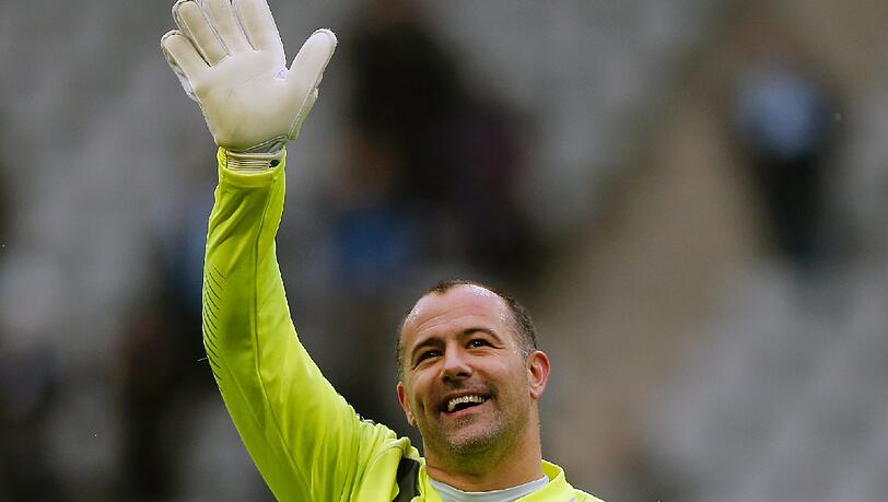 Gabor Kiraly - Note 3,00: Als Torhüter des TSV 1860 gehört er regelmäßig zu den Notenbesten, wird von allen Sportportalen ganz vorne platziert. Bei den Löwen muss der ungarische Nationaltorhüter keine Konkurrenz fürchten, patzte im bisherigen Saisonverlauf nur am 1. Spieltag bei der Partie gegen den FC St. Pauli. Ansonsten Durchschnitt bis überragend. König Gabor, ein verdienter Sieger. Mal wieder. Gabor Kiraly - Note 3,00: Als Torhüter des TSV 1860 gehört er regelmäßig zu den Notenbesten, wird von allen Sportportalen ganz vorne platziert. Bei den Löwen muss der ungarische Nationaltorhüter keine Konkurrenz fürchten, patzte im bisherigen Saisonverlauf nur am 1. Spieltag bei der Partie gegen den FC St. Pauli. Ansonsten Durchschnitt bis überragend. König Gabor, ein verdienter Sieger. Mal wieder.