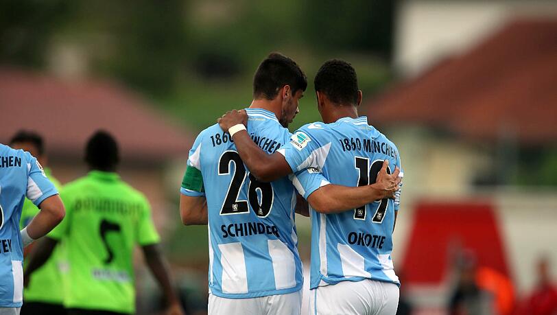 Christopher Schindler Rubin Okotie nach dem 1:1. Christopher Schindler Rubin Okotie nach dem 1:1.
