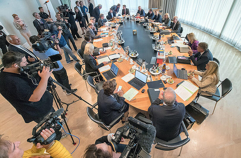 Die bayerische Regierung will in der Flüchtlingspolitik weiter Druck auf den Bund ausüben.