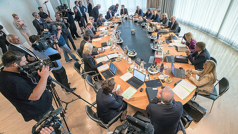 Die bayerische Regierung will in der Flüchtlingspolitik weiter Druck auf den Bund ausüben. Die bayerische Regierung will in der Flüchtlingspolitik weiter Druck auf den Bund ausüben.