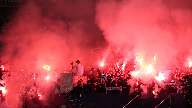 1860-Fans zünden im Auswärtsspiel in Nürnberg Pyros.
