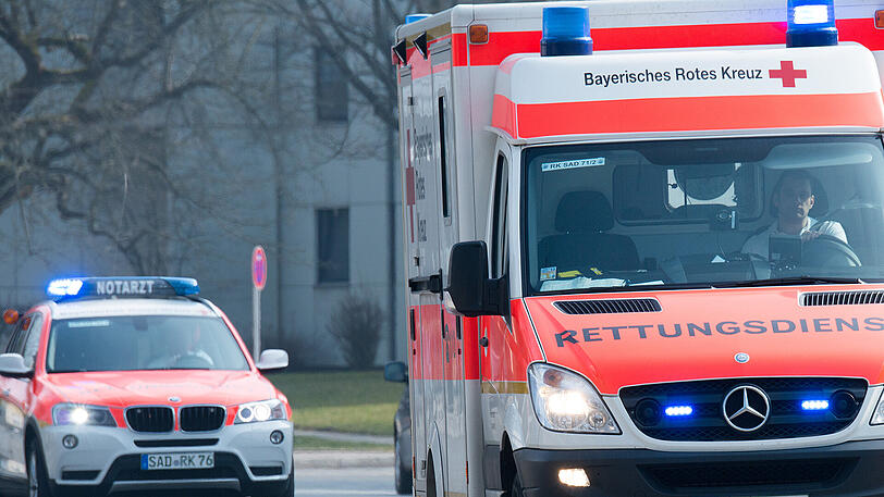 Bevor der Krankenwagen eintraf, leisteten ein 17-Jähriger und ein Radfahrer erste Hilfe.