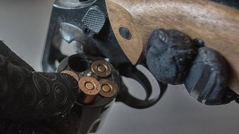 Die drei Räuber waren mit einer Schusswaffe und einem Stock bewaffnet. (Symbolbild)