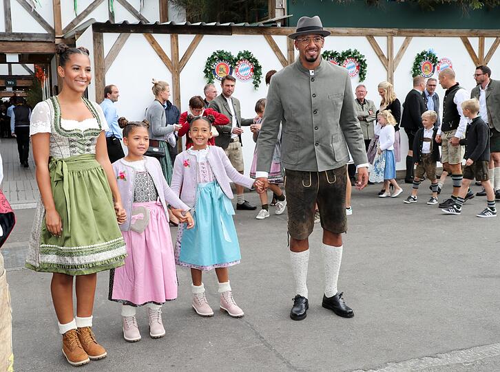 Bereits 2008 lernten sich Jerome Boateng und Sherin Senler kennen. Die beiden sind verlobt und haben Zwillingsmädchen (Lamia und Soley).