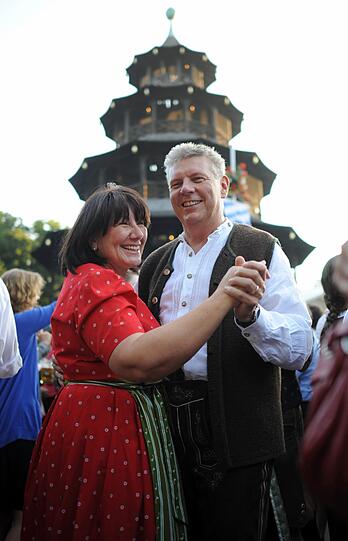 Auch OB-Kandidat Dieter Reiter (SPD)ließ sich einen Tanz im Morgengrauen nicht entgehen.