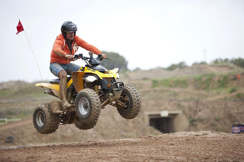 Bachelor Christian gibt auf dem Quad-Bike Vollgas.