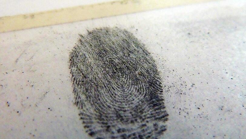 Verräterischer Fingerabdruck: Die Polizei fand den Täter (Symbolbild). Foto: dpa Verräterischer Fingerabdruck: Die Polizei fand den Täter (Symbolbild). Foto: dpa