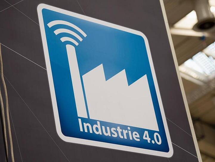 Piktogramm mit der Aufschrift "Industrie 4.0". Zwei Drittel (65 Prozent) der Unternehmen ab 20 Mitarbeitern aus allen Branchen berichten, dass IT- und Internet-Firmen in ihren Markt drängen.