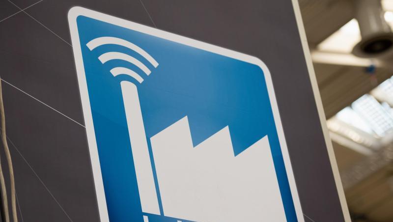 Piktogramm mit der Aufschrift "Industrie 4.0". Zwei Drittel (65 Prozent) der Unternehmen ab 20 Mitarbeitern aus allen Branchen berichten, dass IT- und Internet-Firmen in ihren Markt drängen. Piktogramm mit der Aufschrift "Industrie 4.0". Zwei Drittel (65 Prozent) der Unternehmen ab 20 Mitarbeitern aus allen Branchen berichten, dass IT- und Internet-Firmen in ihren Markt drängen.