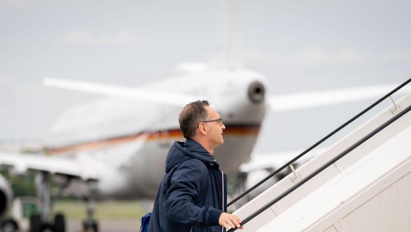 Außenminister Heiko Maas geht die Gangway zum Airbus A319 der Luftwaffe auf dem militärischen Teil des Flughafens Tegel hinauf. Im Hintergrund steht ein defekter Airbus A321 der Luftwaffe, der eigentlich für die Reise vorgesehen war. Außenminister Heiko Maas geht die Gangway zum Airbus A319 der Luftwaffe auf dem militärischen Teil des Flughafens Tegel hinauf. Im Hintergrund steht ein defekter Airbus A321 der Luftwaffe, der eigentlich für die Reise vorgesehen war.