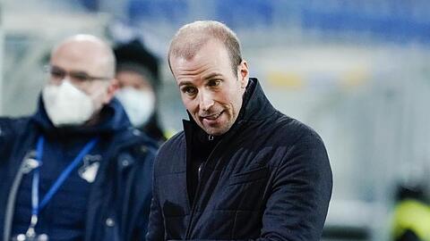 Hoffenheims Trainer Sebastian Hoeneß kommt ins Stadion.