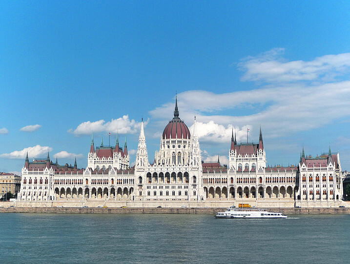 Das berühmte Parlamentsgebäude in Budapest - ein monumentaler Prachtbau der Demokratie. Wie es allerdings innen drin unter der Führung von Ministerpräsident Victor Orban ausschaut...