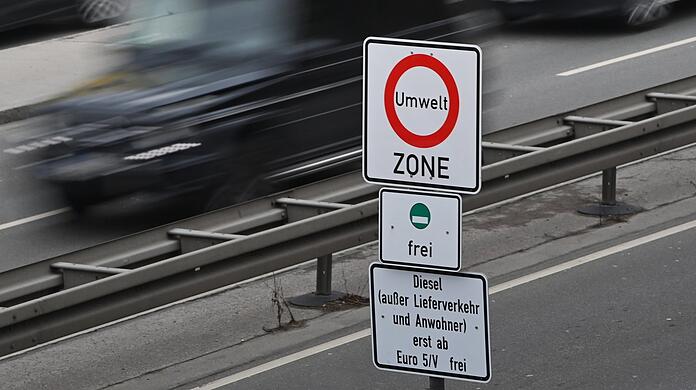 Ein Fahrverbotsschild in München.