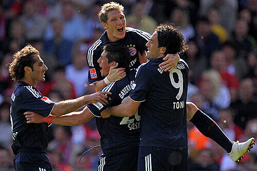 Der Jubelturm des FC Bayern: Bastian Schweinsteiger mit Hamit Altintop, José Sosa und Luca Toni.