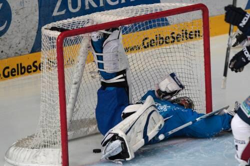 Kämpft sich mit allen Mitteln durch: Der EHC um Keeper  Sebastian Elwing.