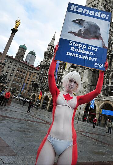 Eine Aktivistin protestiert auf dem Münchner Marienplatz gegen die Robbenjagd in Kanada.