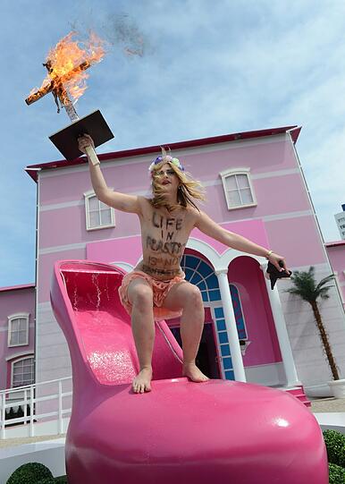 Die Femen-Aktion beim "Barbie-Dreamhouse" in Berlin. Die Bilder