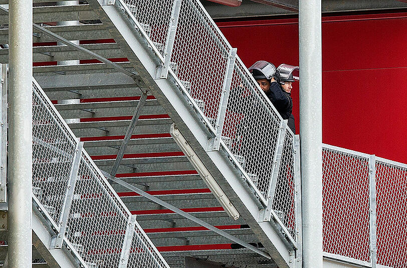 Spezialeinheiten der Polizei brachten 18 Angestellte aus einer Kantine in Sicherheit.