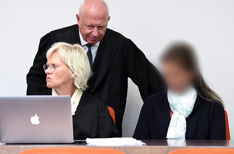 Die Angeklagte sitzt am Mittwoch im Münchner Landgericht vor Prozessbeginn mit ihren Anwälten Steffen Ufer und Annette Voges im Verhandlungssaal.