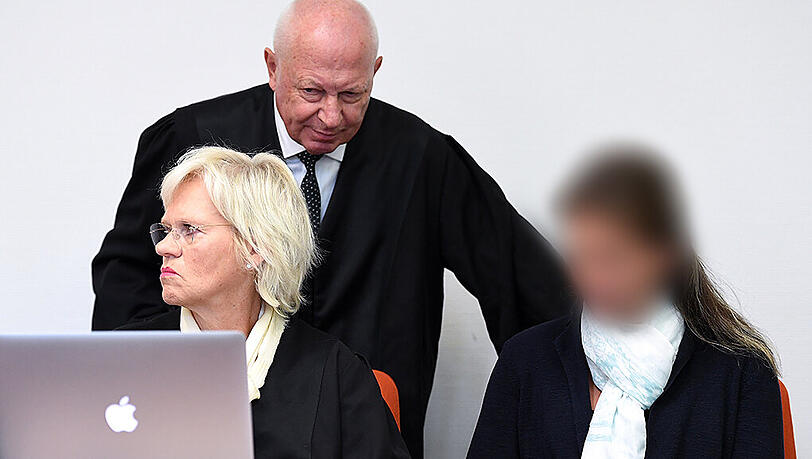 Die Angeklagte sitzt am Mittwoch im Münchner Landgericht vor Prozessbeginn mit ihren Anwälten Steffen Ufer und Annette Voges im Verhandlungssaal. Die Angeklagte sitzt am Mittwoch im Münchner Landgericht vor Prozessbeginn mit ihren Anwälten Steffen Ufer und Annette Voges im Verhandlungssaal.