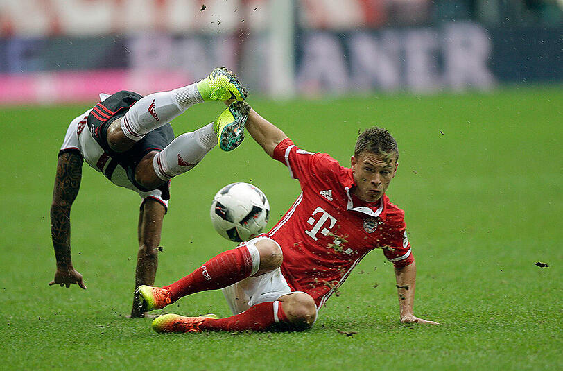 Bayern-Profi Joshua Kimmich lässt den Ingolstädter Dario Farina Lezcano über die Klinge springen.