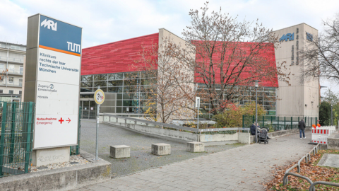 Das Klinikum rechts der Isar suchte per Facebook nach Probanden für eine Impfstudie. (Archivbild)
