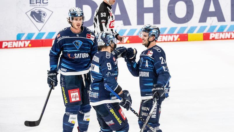 Torschütze Wayne Simpson (r) jubelt mit Frederik Storm und Louis-Marc Aubry.